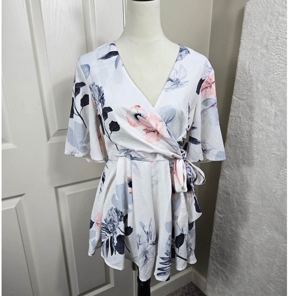 Rumor‎ Boutique Women's Size 10 Floral Romper White Pink Blue Short Sleeve